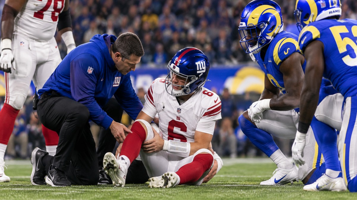 Jaxson Dart leaves Giants vs Rams game after suffering a knee injury